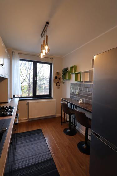 Apartament cu 2 camere semidecomandat, mobilat în Republicii