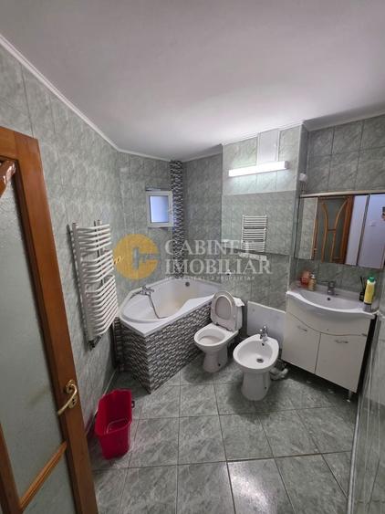 Apartament cu 3 camere semidecomandat în Alexandru cel Bun