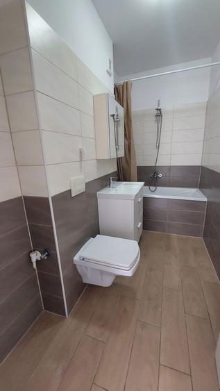 Apartament cu 3 camere decomandat în Tractorul