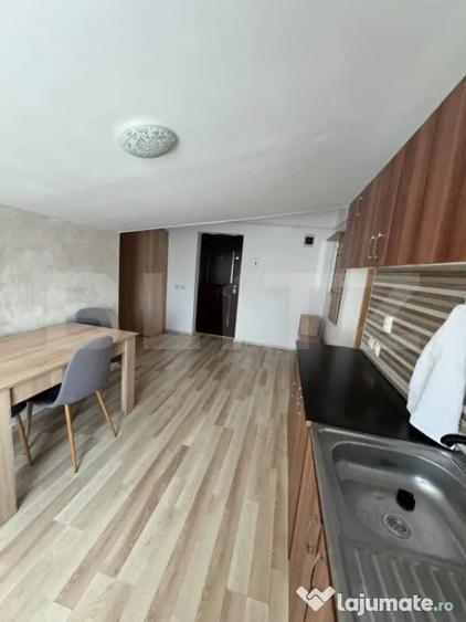 Apartament cu 3 camere semidecomandat în Florești