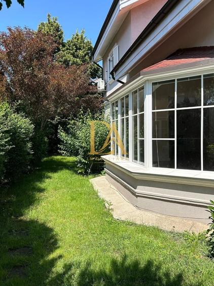 Casă cu 7 camere cu Canalizare în Central