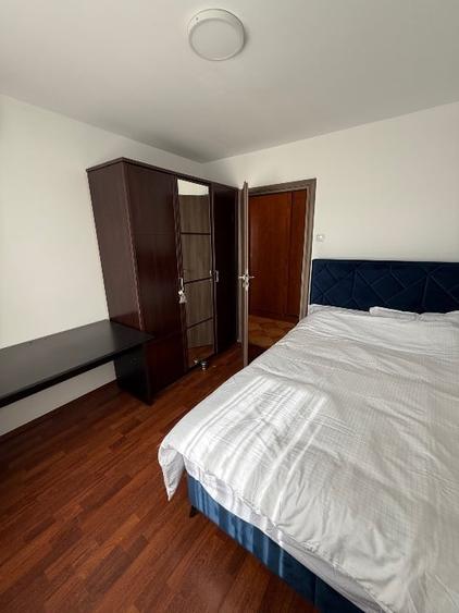 Apartament cu 3 camere semidecomandat în Tineretului