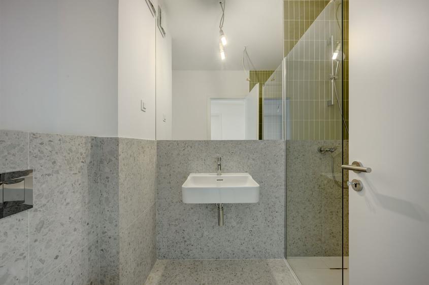 Apartament cu 3 camere semidecomandat în Sisești