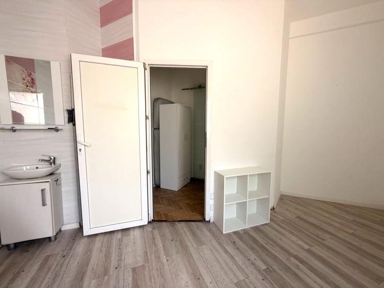 Apartament cu 4 camere în P-ța Victoriei