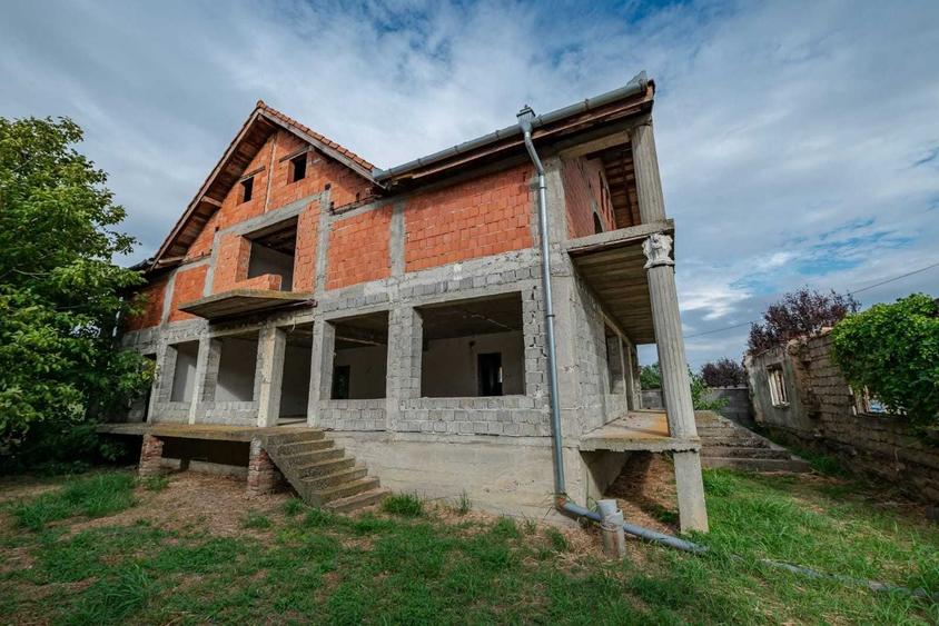 Casă cu 4 camere în Cărpiniș