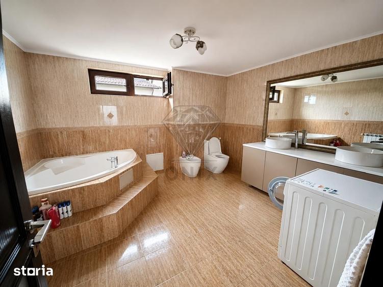 Casă cu 7 camere cu Teren 750 Mp în Târgșoru Vechi