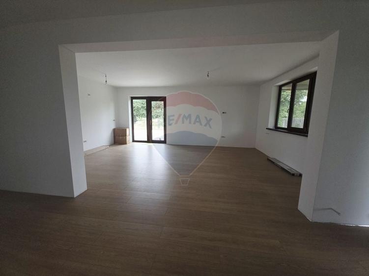 Casă individuală cu 4 camere cu Teren 6110 Mp în Girov