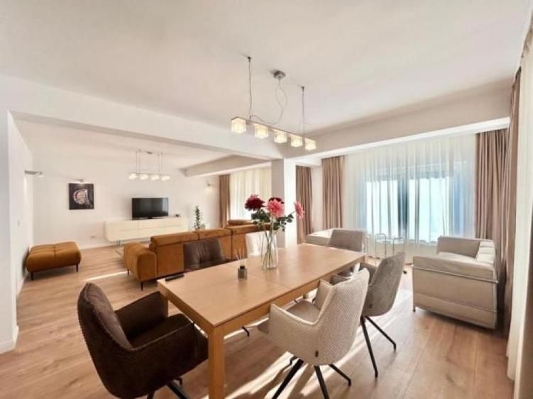 Casă cu 3 camere cu Teren 200 Mp în Băneasa