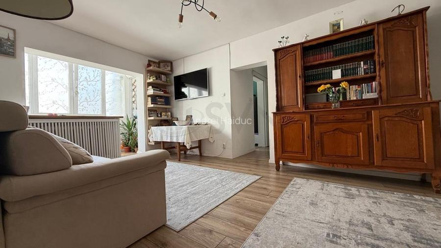 Apartament cu 4 camere semidecomandat în 1 Mai Apartament cu 4 camere semidecomandat în 1 Mai