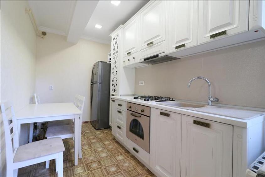 Apartament cu 3 camere decomandat, mobilat în Centru Civic