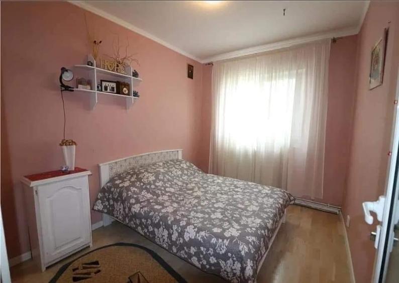 Apartament cu 4 camere, decomandat, zona Dacia - 2