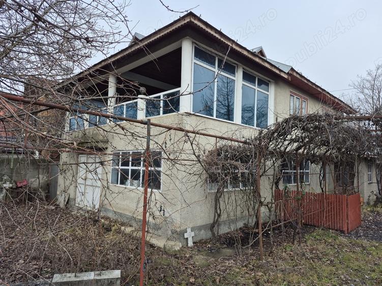 Vila P+1,hala 70 m2 la parter, la DN4 - 1