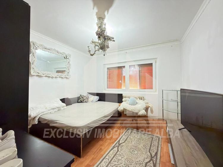 Apartament cu 4 camere semidecomandat, mobilat în Industrială