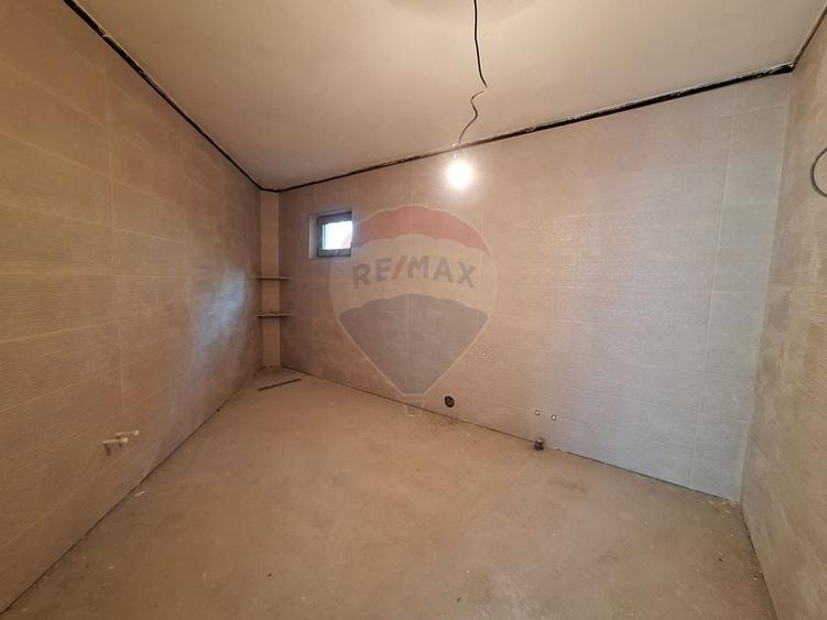 Casă / Vilă la gri aproape gata sa devina " acasa" ! - 15