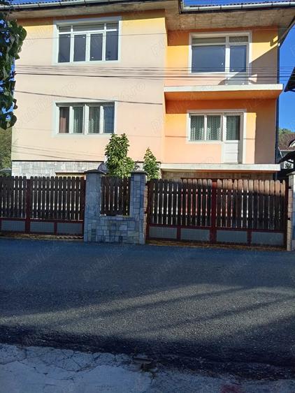 Casa compusa din 2 apartamente fiecare cu o suprafa?a de 100 mp fiecare. cu o suprafa?a vanzare. - 8