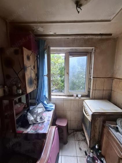 garsionera RAHOVA langa piata , etaj 3, 15mp, bloc din 1972 - 1