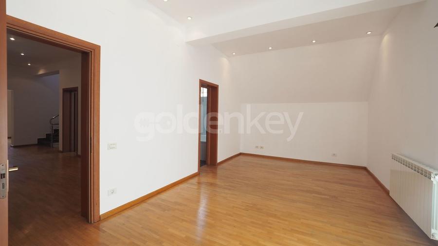 Vila cu 6-7 camere si gradina generoasa - 9