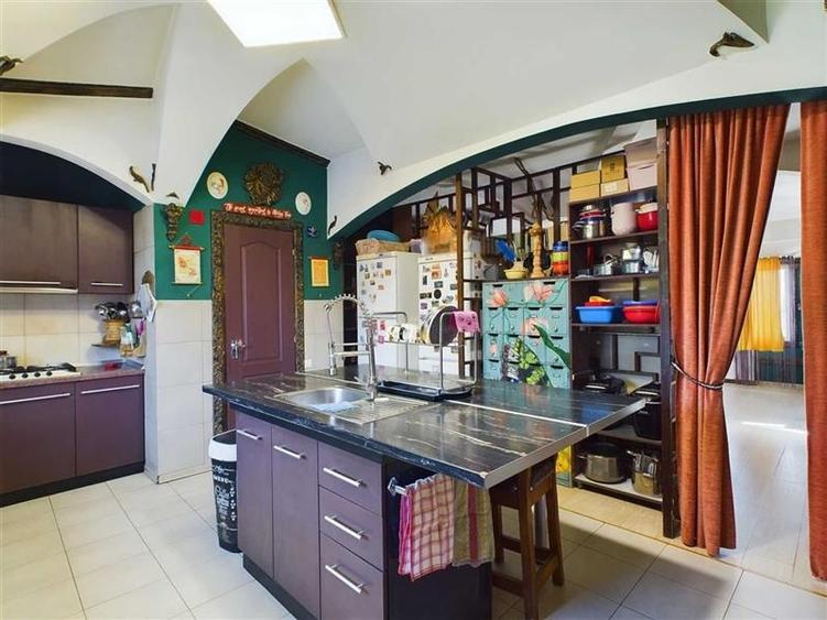 Resedinta impresionanta,vedere panoramica, Centru Istoric --  Drumul Poienii, Br - 5