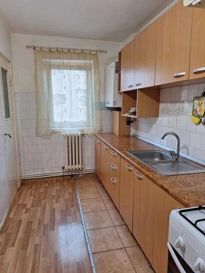 Apartament 3 camere  decomandat , zona  Cetate - 1
