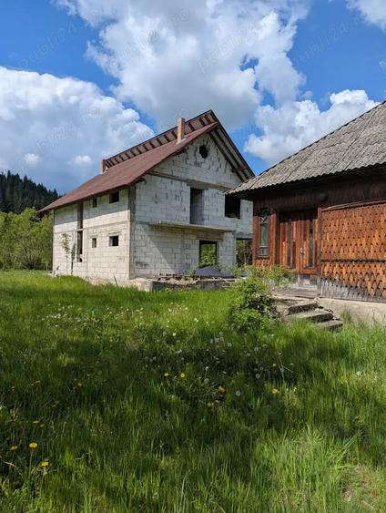 Vand casa ?i teren in comuna Moisei langa drumul principal DN 18 - 10