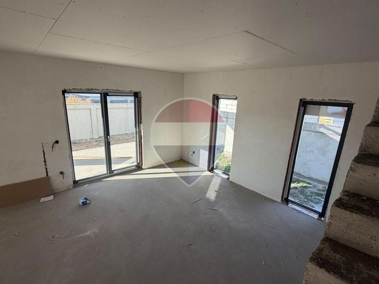 Casă individuală cu 5 camere cu Teren 500 Mp în Central