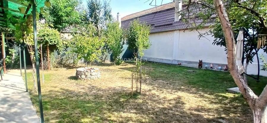 Proprietate cu doua case, curte intima ?i poten?ial excelent zona Velen?a, Oradea