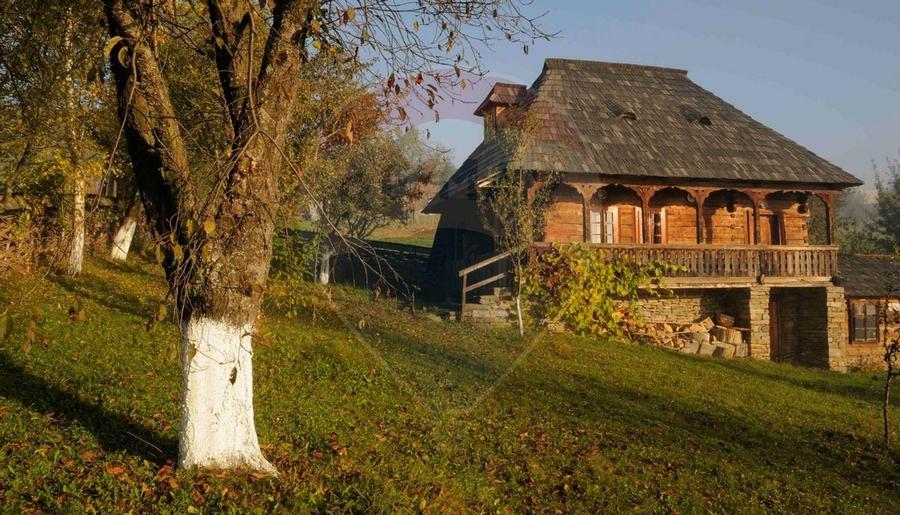 Vanzare ansamblu de 5 casute traditionale Maramures/ Botiza - 1
