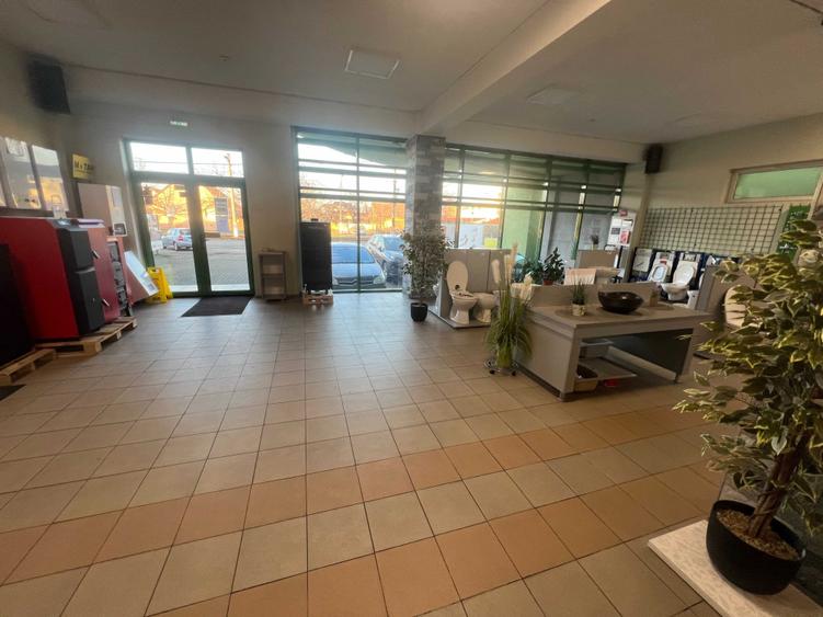Spațiu comercial, de 800 mp, în Central