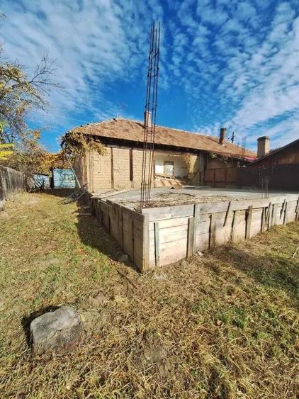 Casa batraneasca de vanzare Comane?ti, cartier Straja la 5 minute de ora? - 3