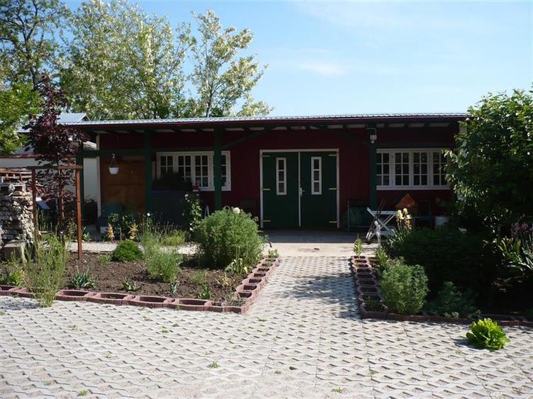Casă individuală cu 5 camere cu Teren 7241 Mp în Central