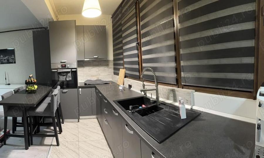 Apartament cu 3 camere decomandat în Roșu