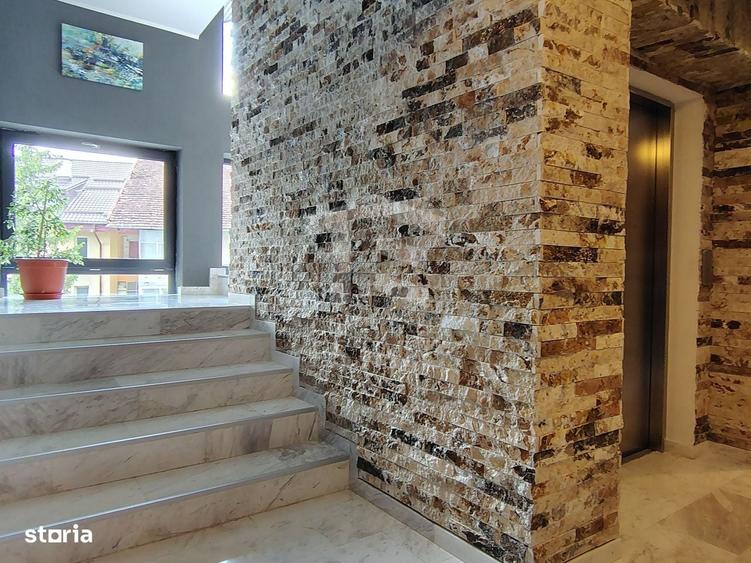 Apartament cu 3 camere decomandat în Piața