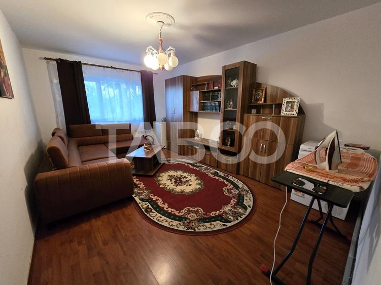 Apartament cu 3 camere decomandat, mobilat în Vasile Aaron