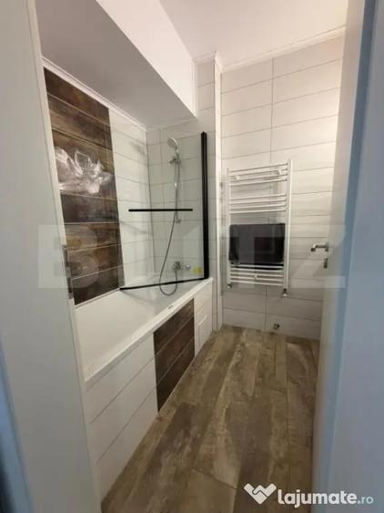 Apartament cu 4 camere semidecomandat în Tractorul