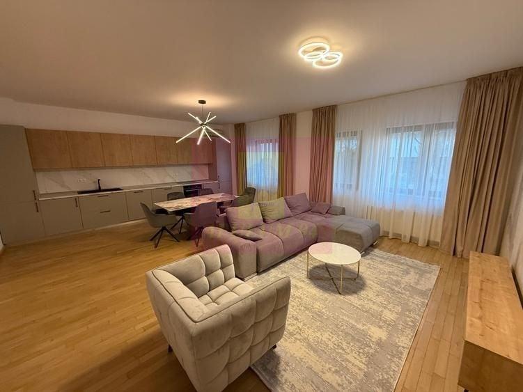 Apartament cu 4 camere decomandat în Herăstrău