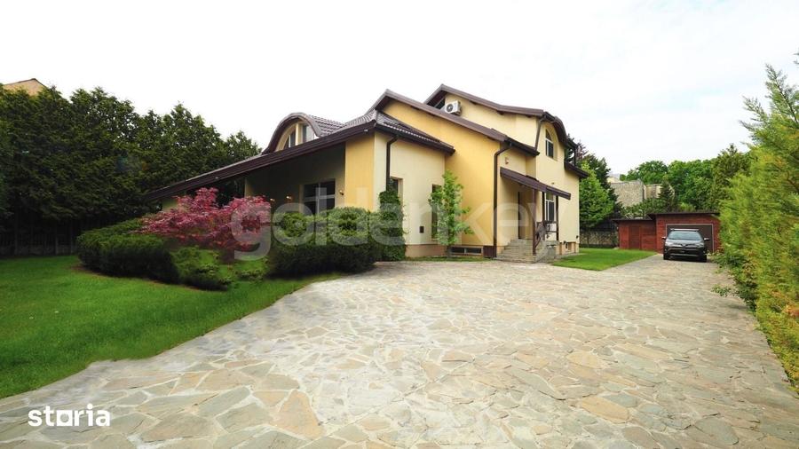 Casă cu 7 camere cu Teren 1000 Mp în Central