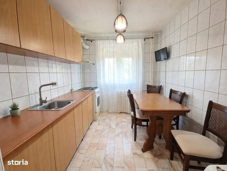 Apartament cu 3 camere semidecomandat în Teiul Doamnei