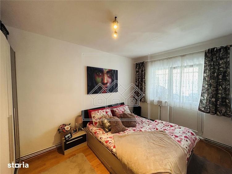 Apartament cu 4 camere decomandat în Valea Aurie