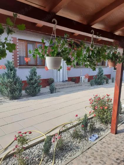 casa de vanzare in salonta zona fiverskert doua case se poate sta doua familii terenul are 975 mp - 3
