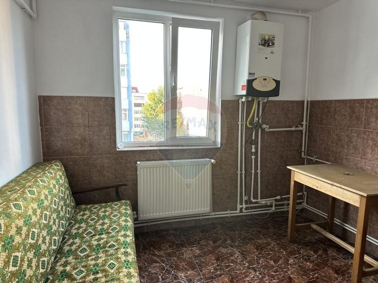 Apartament cu 4 camere de vânzare Roman central - 7
