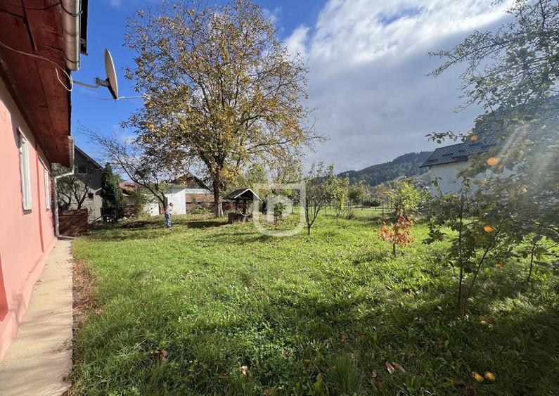 Casa traditional bucovineana la poalele muntilor Bucovinei - 13