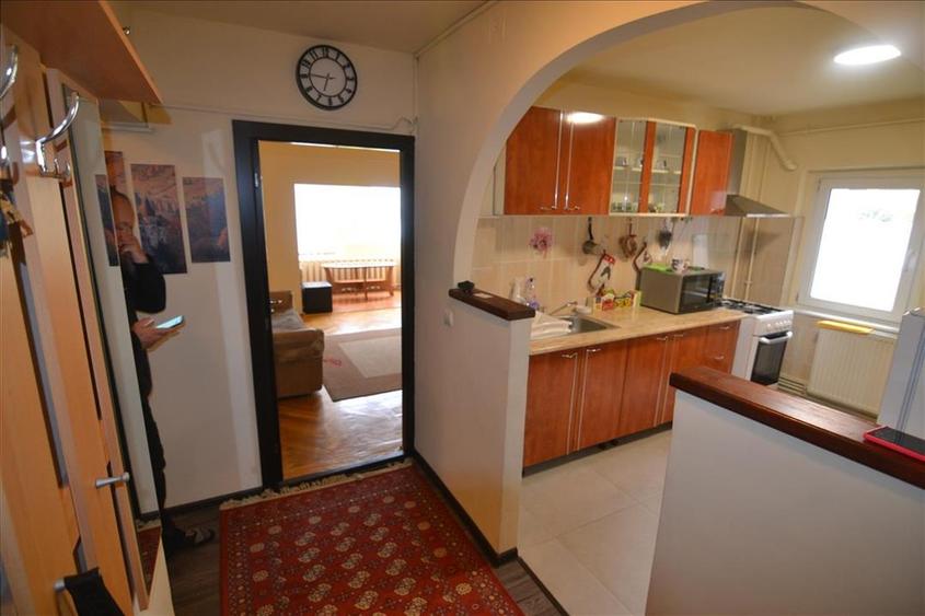 Apartament 3 camere decomandat 2 bai.2 balcoane  etajul 2   Judetean - 31