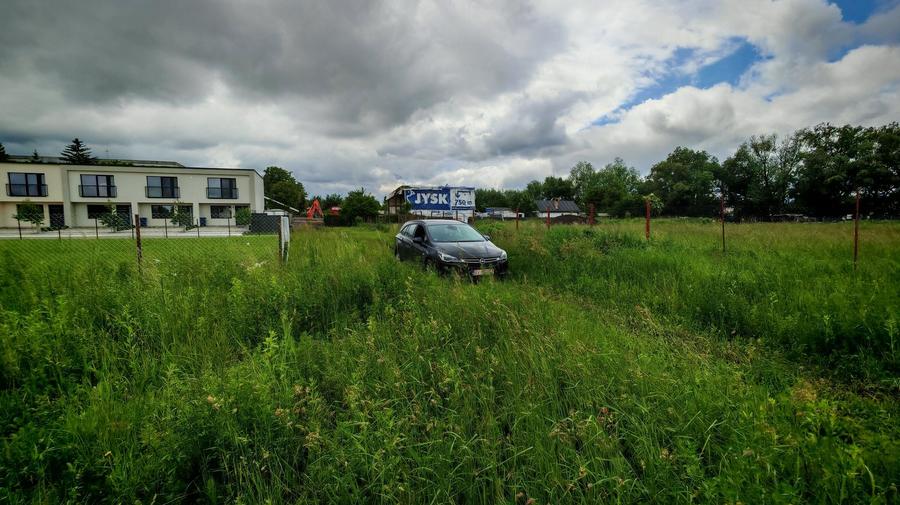 BARTOLOMEU,intravilan,intre case,suprafata de 774 mp,constructii P+2 - 7