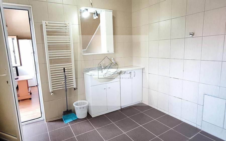 Casă individuală cu 7 camere cu Canalizare în Central