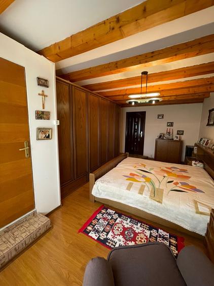 Refugiul Tău Verde: Casă Spațioasă cu Livadă, Anexe și Panouri Solare - 12