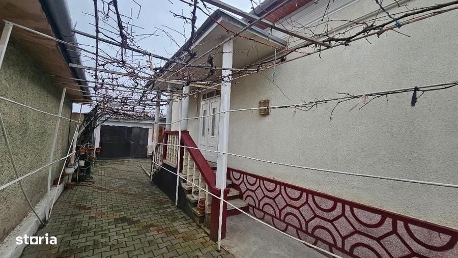 Casa de vanzare cu garaj ?i pivni?a, in ora? - 8