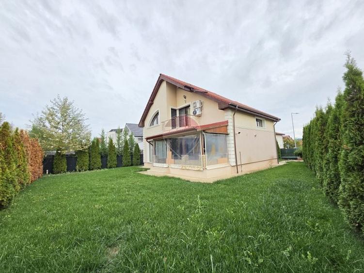 Casă individuală cu 4 camere cu Teren 442 Mp în Aviației