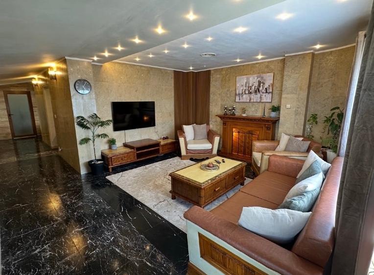 Apartament cu 5 camere decomandat, mobilat în Capitol