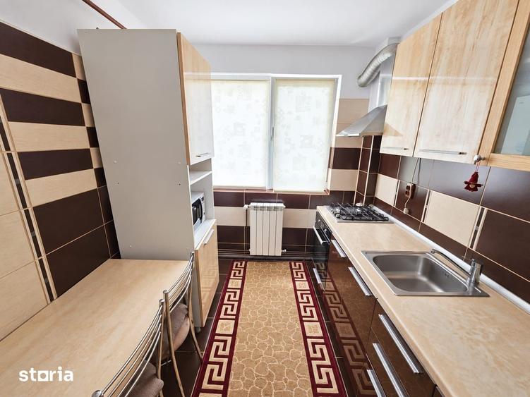 Apartament cu 3 camere în Podu Roș