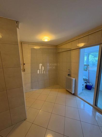 Apartament cu 4 camere semidecomandat în Unirii